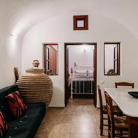 Santorini In Megalochori ميغالوخوري
